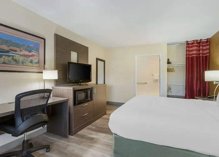Hotel Western Superstition Springs 3*